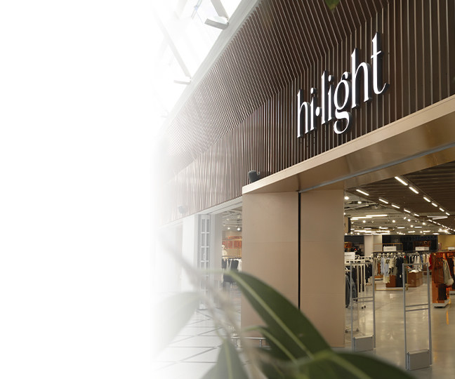 Вход в магазин Hi-Light Вход в магазин Hi-Light с вывеской на 2 уровне ТРЦ Гринвич